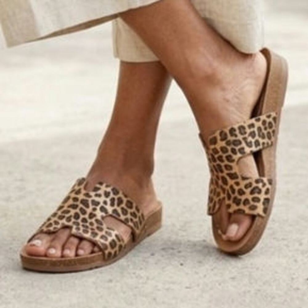 Corkys animal print slip on. Comfortable Cork footb
ed. Casual wear size 8